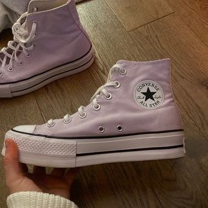 Size 8 light purple converse